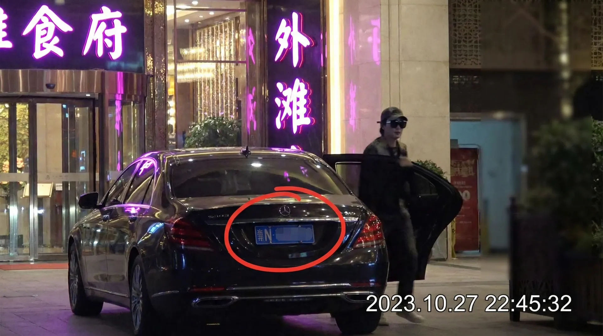 吃瓜社 - 豪车餐厅外偷拍